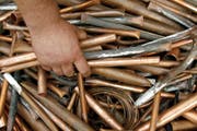 Kupfer ist ein gefragtes Metall. Das wussten wohl auch die in Sugiez gefassten Diebe. (Symbolbild Keystone/ Peter Endig)