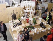 An manchen Märkten wie hier in Walchwil werden nicht nur Weihnachtsartikel angeboten. (Bild: Stefan Kaiser (27. November 2016))
