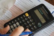 Die Vergabe des Auftrags für den Scans der Zuger Steuererklärungen ist umstritten. (Symbolbild Boris Bürgisser / Neue LZ)