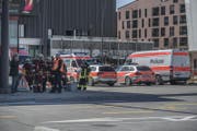 Einsatzkräfte der Polizei und Feuerwehr besprechen die Lage vor Ort. (Bild: Pius Amrein (Ebikon, 14. März 2018))