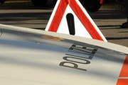 Beim Unfall kam das Auto von der Strasse ab (Symbolbild). (Bild: Neue LZ)