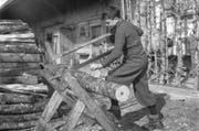 Aufnahme eines Verdingkindes waehrend der Arbeit, aufgenommen im Jahr 1945. (Bild: Keystone / Archiv)