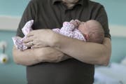 Väter, die bei Johnson&Johnson angestellt sind, erhalten schon bald einen 8-wöchigen Vaterschaftsurlaub. (Bild: Keystone)