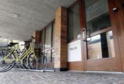 Schon bald werden hier in Hünenberg die Schilder der Polizeidienststelle abmontiert. (Bild Werner Schelbert)