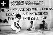 Meditation für den Weltfrieden: 1986 öffneten die Yogis auf dem Seelisberg die Türen für die Medien. (Bild: Keystone)