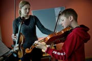 Marino Brun während des Geigenunterrichts bei Judith Lötscher an der Musikschule Grosswangen. (Bild: Pius Amrein/Neue LZ)