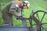 Pinoier Markus Burch beim Entsorgen der Seilbahn. (Bild: pd)