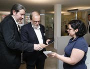 Mélanie Schenker, Leiterin der Einwohnerkontrolle der Stadt Zug, mit Stadtpräsident Dolfi Müller (Mitte) und Niklas Nikolajsen, Gründer des in Baar ansässigen Finanzdienstleisters Bitcoin Suisse, anlässlich der Einführung von Bitcoin bei der Zuger Stadtverwaltung. (Bild: Stefan Kaiser (Zug, 1. Juli 2016))