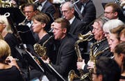 Die Stadtmusik Zug präsentiert im Theater Casino rassige und gemächliche Stücke. (Bild: Werner Schelbert (18. November 2017))