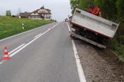 Der Lastwagen blieb im steilen Wiesland stecken. (Bild: Luzerner Polizei)