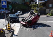 Das Auto landete auf dem Dach. (Bild: Schwyzer Polizei)
