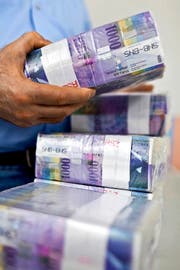 Bündelweise Noten: Im Juni schrumpften die Vermögen auf Schweizer Banken um 3,6 Prozent. (Bild: Keystone/Martin Rütschi)