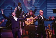 Sänger David Morell (links) und Bandleader Christoph Walter am World Band Festival. (Bild: Philipp Schmidli (Luzern, 26. September 2017))