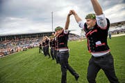 Die 14 glücklichen Kranzgewinner (rechts Schuler Christian, neben ihm Laimbacher Philipp) aus der Innerschweiz lassen sich von ihrer Anhängerschaft in der Broye-Arena feiern. (Bild Roger Grütter)