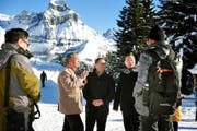 Josef Hess (Mitte) stellt auf dem Ristis der chinesischen Delegation Engelberg vor. (Bild Corinne Glanzmann)