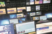 Blick in den Regieraum des RSI-Fernsehstudios. (Bild: Pablo Gianinazzi/Ti-Press (Comano, 2. November 2017))