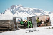 Skifahrer machen Pause im Skigebiet Davos Klosters. (Bild: Gian Ehrenzeller/Keystone (20. Februar 2015))