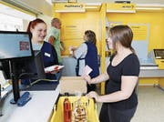 Postagentur in einer Volg-Filiale. (Bild: Siggi Bucher/Keystone)