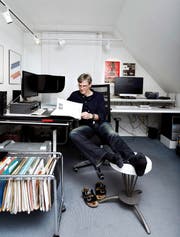 Erwin Bosch in seinem Büro, wo er den Film bearbeitet hat. (Bild Stefan Kaiser)