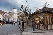 Tief hängende Stromleitungen, gepflästerte Strassen, Kirchen, Moscheen und kleine Läden prägen das Stadtbild von Prizren. (Bild: Getty)