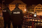 Polizisten beim Guggenüberfall in Stans. (Still aus dem Video/pd)