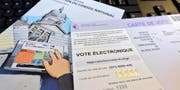 E-Voting-Unterlagen des Kantons Genf für die eidgenössischen Wahlen vom Oktober 2015. (Bild: Keystone/Martial Trezzini)