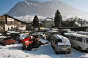 Direkt neben der Aawasserbrücke rosten die alten Autos vor sich hin. (Bild Philipp Unterschütz)