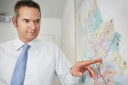 Albrecht Strohbach, Leiter Tarifverbund Passepartout, vor einem Zonenplan. (Bild: Manuela Jans / Neue LZ)