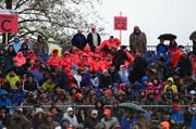 Gegen den Regen waren die Besucher gut gerüstet. (Bild: Maria Schmid / Neue ZZ)