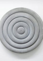 Oben: Miriam Sturzenegger, «Shape of Dust (eightpartite)», 2017, und Roland Heini, «Relief mit 4 Ringen», 2011. (Bild: Kumu/Akku Emmen/PD)
