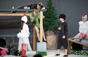 Die Kinder des Jugendtheaters sorgen als Tiere verkleidet für Begeisterung im Publikum. (Bild: Maria Schmid (Zug, 29. April 2017))