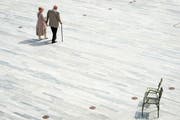 Ein älteres Ehepaar spaziert über den Sechseläutenplatz in Zürich. Bild: Dominic Steinmann/Keystone (Zürich, 24. August 2015)