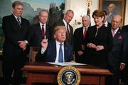 US-Präsident Donald Trump hat gestern die Strafzölle gegen China autorisiert. (Bild: Evan Vucci/AP (Washington, 22. März 2018))