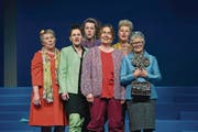Die «Frauen von Killing» proben für den Liederabend: eine Szene aus der Hauptprobe des Theaters Perlen. (Bild: Nadia Schärli / LZ (16. März 2017))