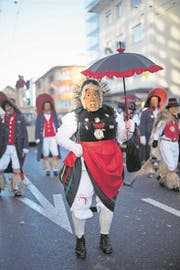 Ein rüdiges Bärnerwyb am Fasnachtsumzug in Kriens. (Bild: Corinne Glanzmann (Kriens, 13. Februar 2018))