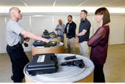 Instruktor Daniel Merz (links) zeigt den Privatdetektiven im Schiesskeller von Elite Guard den Umgang mit der Waffe. (Bilder Werner Schelbert)