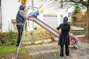 David P. mit seiner Frau und seinen drei Kindern beim Spielen. Wir haben das Bild auf Wunsch der Familie anonymisiert. (Bild: Roger Grütter)