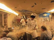 Wenn vier Köche ein Riesen-Cordon-bleu vor Publikum frisch zubereiten, dann fliegen schon mal die Fetzen im «Doorzögli». (Bild: Silvan Kaeser (Luzern, 29. Januar 2018))
