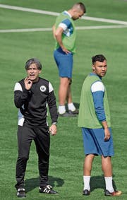 Beim FC Wil befiehlt jetzt Maurizio Jacobacci (links) im Training, auch Wil-Star Johan Vonlanthen (rechts) muss zuhören. (Bild: Gian Ehrenzeller/Keystone (Wil, 28. März 2017))