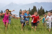 Lebensfreude pur: Kinder durchpflügen eine Alpwiese bei der Ribihütte ob Giswil. Das Bild entstand Anfang Juli 2015. (Bild: Philipp Schmidli / Neue LZ)