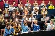 Schüler der 4. Klassen der Kantonsschule Alpenquai imitieren im Kantonsratssaal ein Parlament. (Bild: Philipp Schmidli)