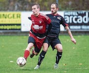 Der Sinser Verteidiger Alex Niederberger (links) wird vom Schattdorfer Offensivspieler Driton Hoxha bedrängt. (Bild: Philipp Schmidli (Sins, 5. November 2017))