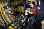 Nedzhad Mehmedovic arbeitet im neuen Technologie- und Logistikcenter der Bossard Group in Zug. (Bild: Carina Blaser/Neue ZZ)