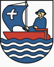 Das Original: Das Unterägerer Wappen zeigt ein rotes Segelschiff mit einem blauen Segel, auf dem ein weisses Kreuz prangt. Das Ruder hat ein Mann mit Hut in der Hand. Blau-weisse Linien bilden das Wasser. (Bild: PD)