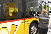 Ein Chauffeur tankt Strom auf. (Bild: PD)