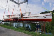 Hier wird die totalsanierte «Neuchâtel» ins Wasser gelassen. (Bild: pd)