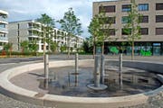 Der Platz im Feldbreite-Quartier mit Wasserspiel. Im Hintergrund die Häuser Fratello (links, Baufeld B1) und Sorella (rechts, D1, mit Kinderkrippe). (Bild Nadia Schärli)
