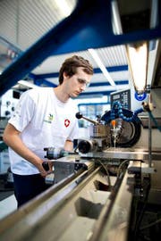 Polymechaniker Jonas Bucher (21) aus Beromünster bei den Vorbereitungen auf die Berufsweltmeisterschaften in Brasilien. (Bild: Philipp Schmidli / Neue LZ)