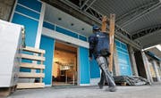 Am Bundesplatz 14 wird auf die Eröffnung der neuen Data-Quest-Filiale hingearbeitet. (Bild: Stefan Kaiser (Zug, 7. November 2017))
