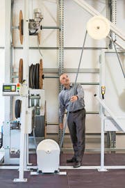 Ramatech-Chef Kaspar Randegger zeigt, wie die Maschinen der Hochdorfer Firma funktionieren. (Bild Dominik Wunderli)